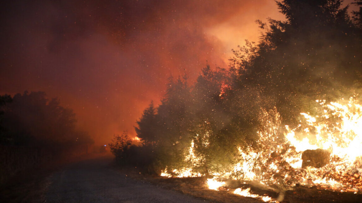 Ισπανία: Συνεχίζει να καίει ανεξέλεγκτα η φωτιά στην Τενερίφη