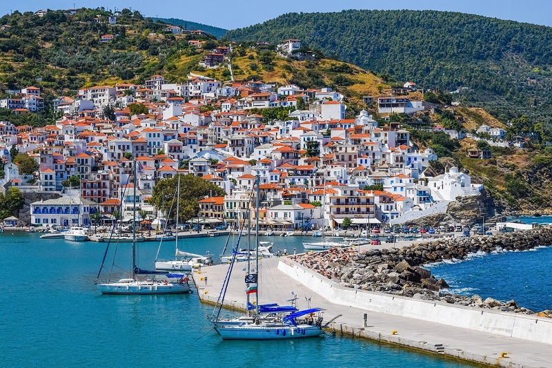 Το νησί του “Mamma Mia” που είναι πρότυπο κατά του υπερτουρισμού – News.gr