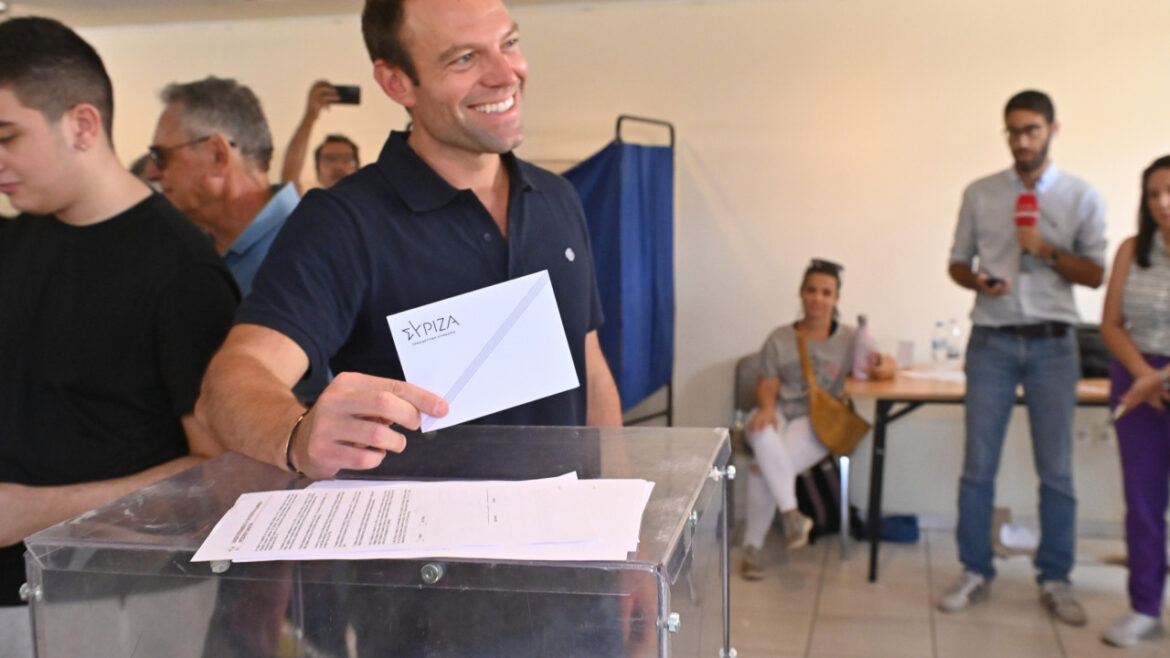 Ψήφισε στο Περιστέρι ο Κασσελάκης
