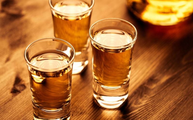Φοροδιαφυγή, νοθευμένα ποτά και λουκέτο σε 28 μπαρ στην Κέρκυρα – News.gr