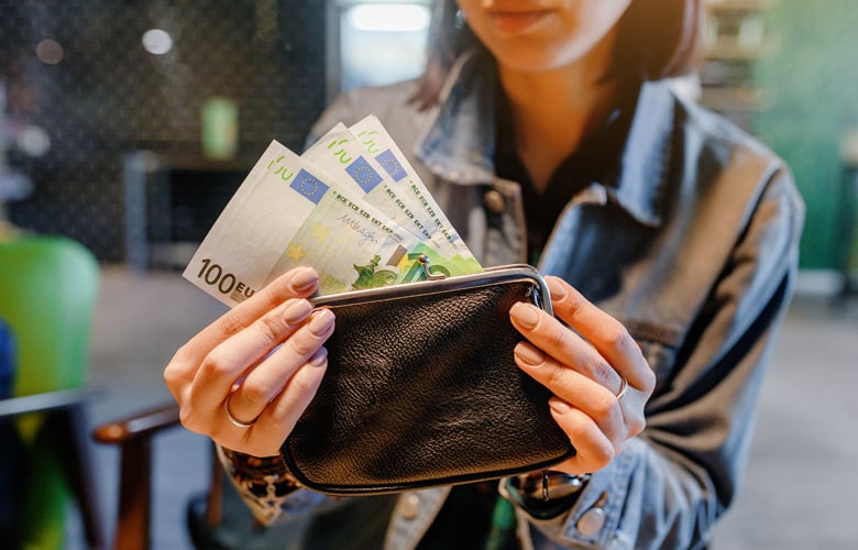 Επεκτείνεται το επίδομα μητρότητας της ΔΥΠΑ σε αυτοαπασχολούμενες και αγρότισσες