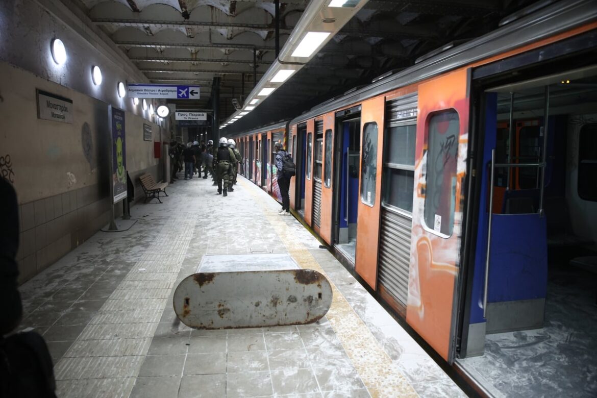 Ελεύθεροι με περιοριστικούς όρους μέλη ακροδεξιού χώρου