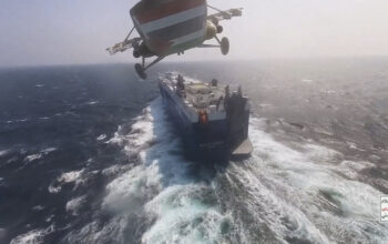Ερυθρά Θάλασσα: Μπαράζ επιθέσεων σε αμερικανικό πολεμικό και εμπορικά πλοία 2