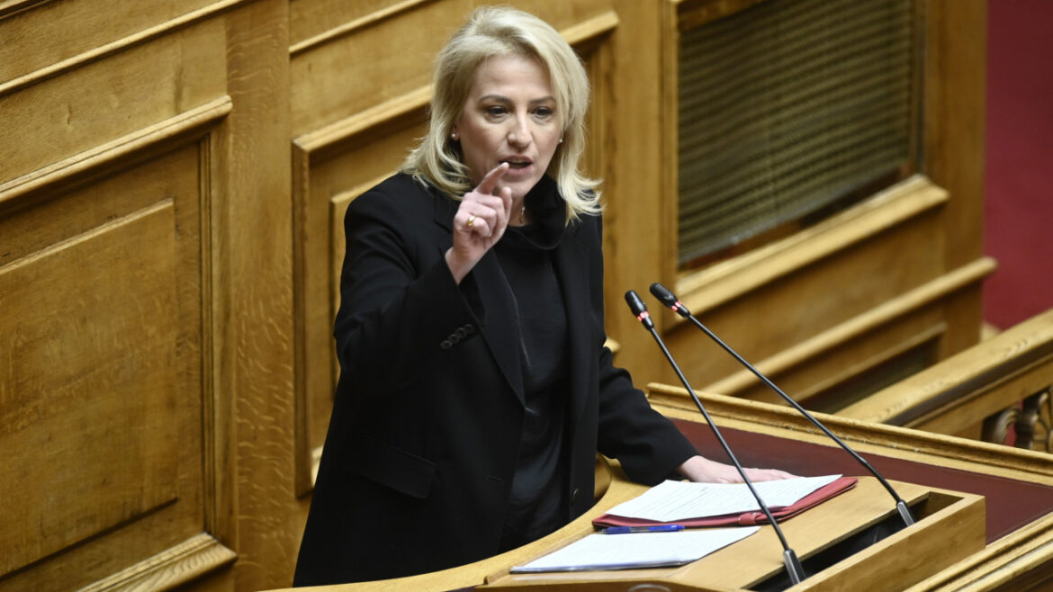 Δούρου κατά Γεραπετρίτη για τη ροζ σημαία στο ελληνικό προξενείο της Νέας Υόρκης