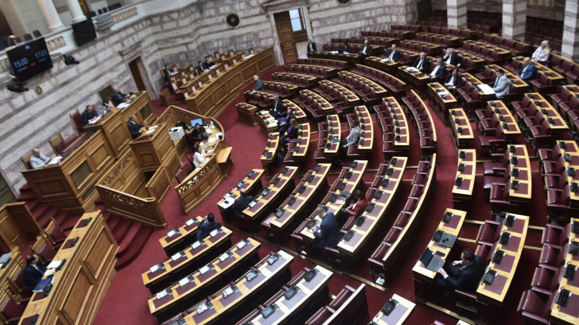Κυβερνητικές πηγές για τροπολογία υπουργείου Μετανάστευσης και Ασύλου