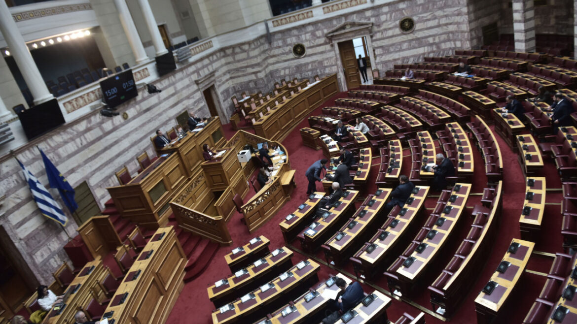 Προϋπολογισμός: Κυβέρνηση και αντιπολίτευση διασταύρωσαν τα ξίφη τους