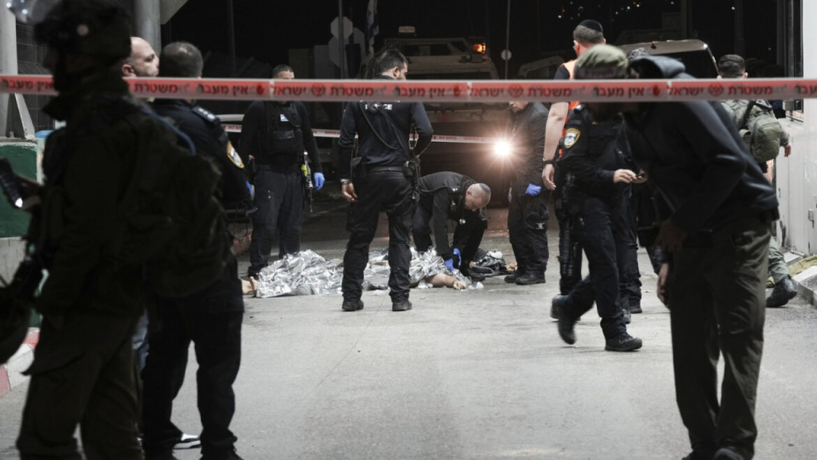 Δυτική Όχθη: Τι αναφέρει έκθεση ΜΚΟ για τις επιθέσεις εποίκων σε Παλαιστίνιους