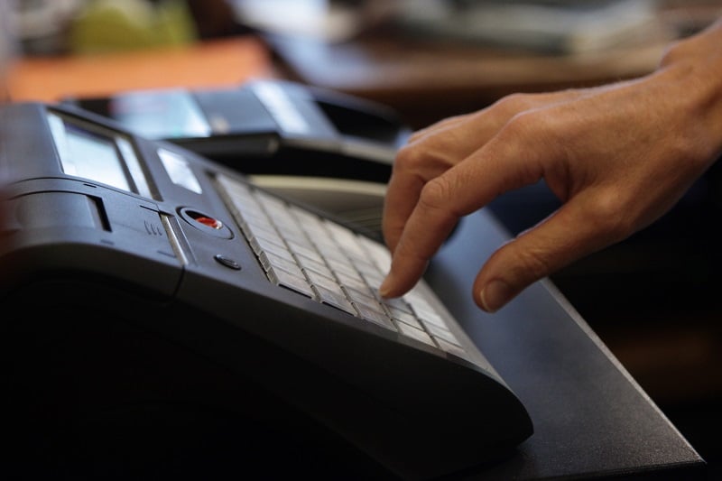 ΓΣΕΒΕΕ και ΕΣΕΕ ζητούν εξάμηνη παράταση στη διαδικασία διασύνδεσης των ταμειακών μηχανών με τα POS