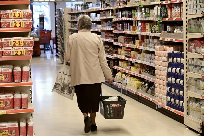 Ποιες μειώσεις θα αρχίσουν να βλέπουν από αύριο οι καταναλωτές στα ράφια των Super Market