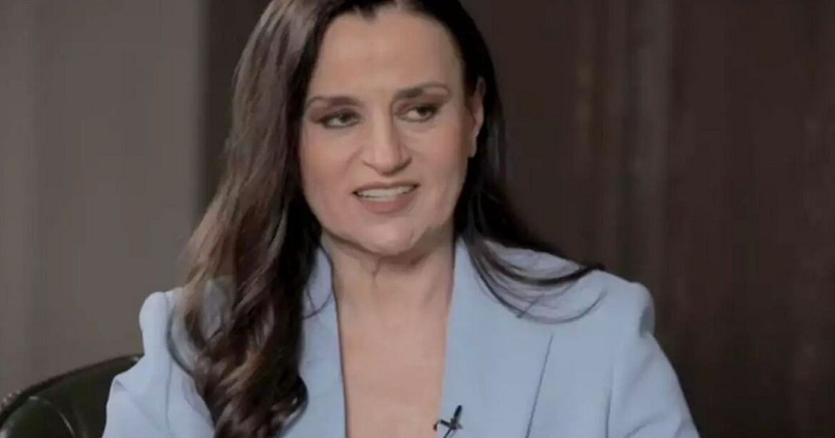 Καρυοφυλλιά Καραμπέτη: «Με τον Μηνά Χατζησάββα ανασαίναμε ο ένας με την ανάσα του άλλου»