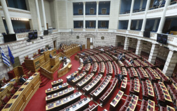 Βουλή: Ψηφίστηκαν φορολογικός κώδικας και τροπολογία για το «καλάθι του νονού» 1