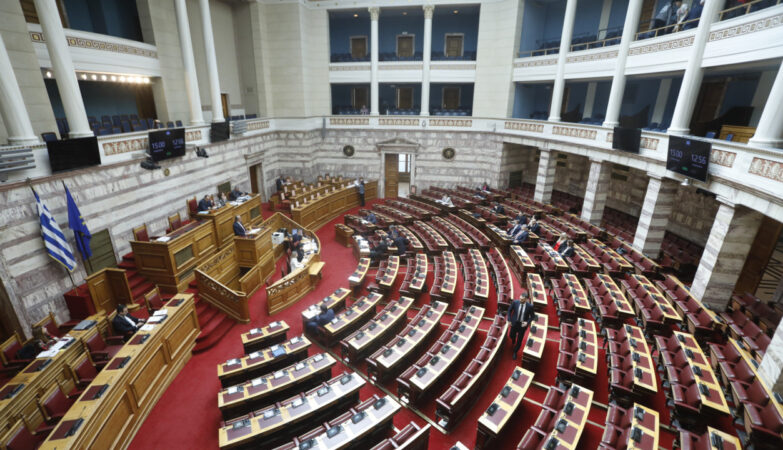 Βουλή: Ψηφίστηκαν φορολογικός κώδικας και τροπολογία για το «καλάθι του νονού» 23