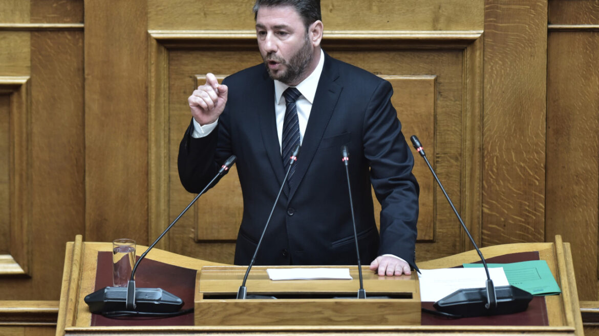 Δευτερολογία Ανδρουλάκη: O πρωθυπουργός έχει μάθει να πετά τη μπάλα στην κερκίδα