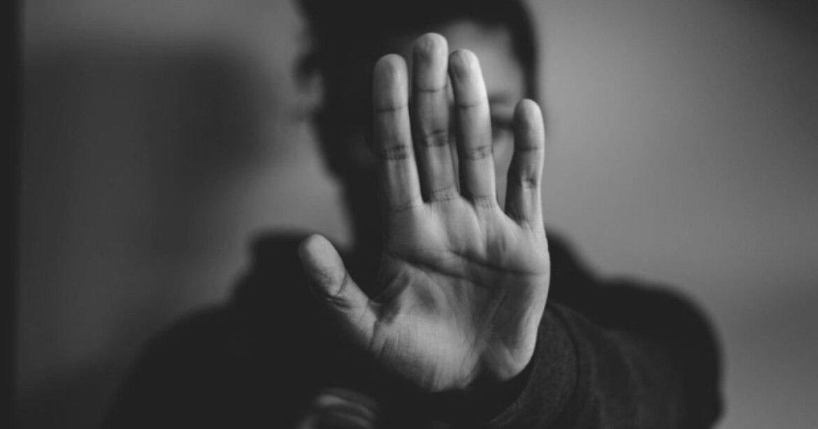 Επεκτείνεται σε ολόκληρη τη χώρα για κάθε ενήλικο θύμα ενδοοικογενειακής βίας