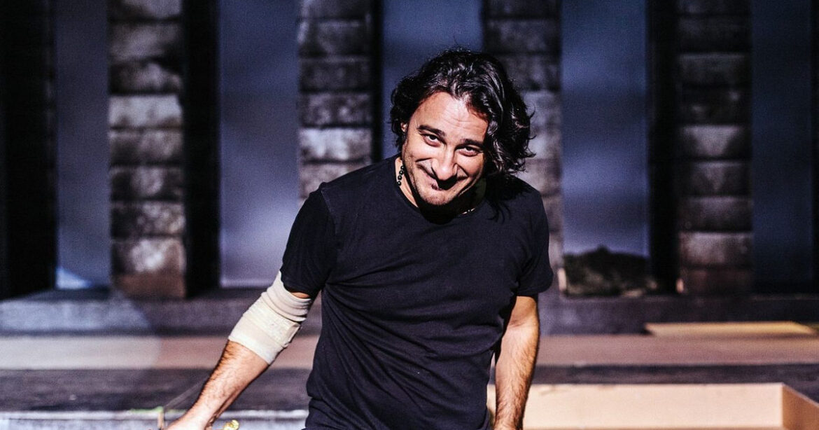 Ο Βασίλης Χαραλαμπόπουλος γύρισε 20 χρόνια πίσω στον χρόνο με την κάμερα στο χέρι