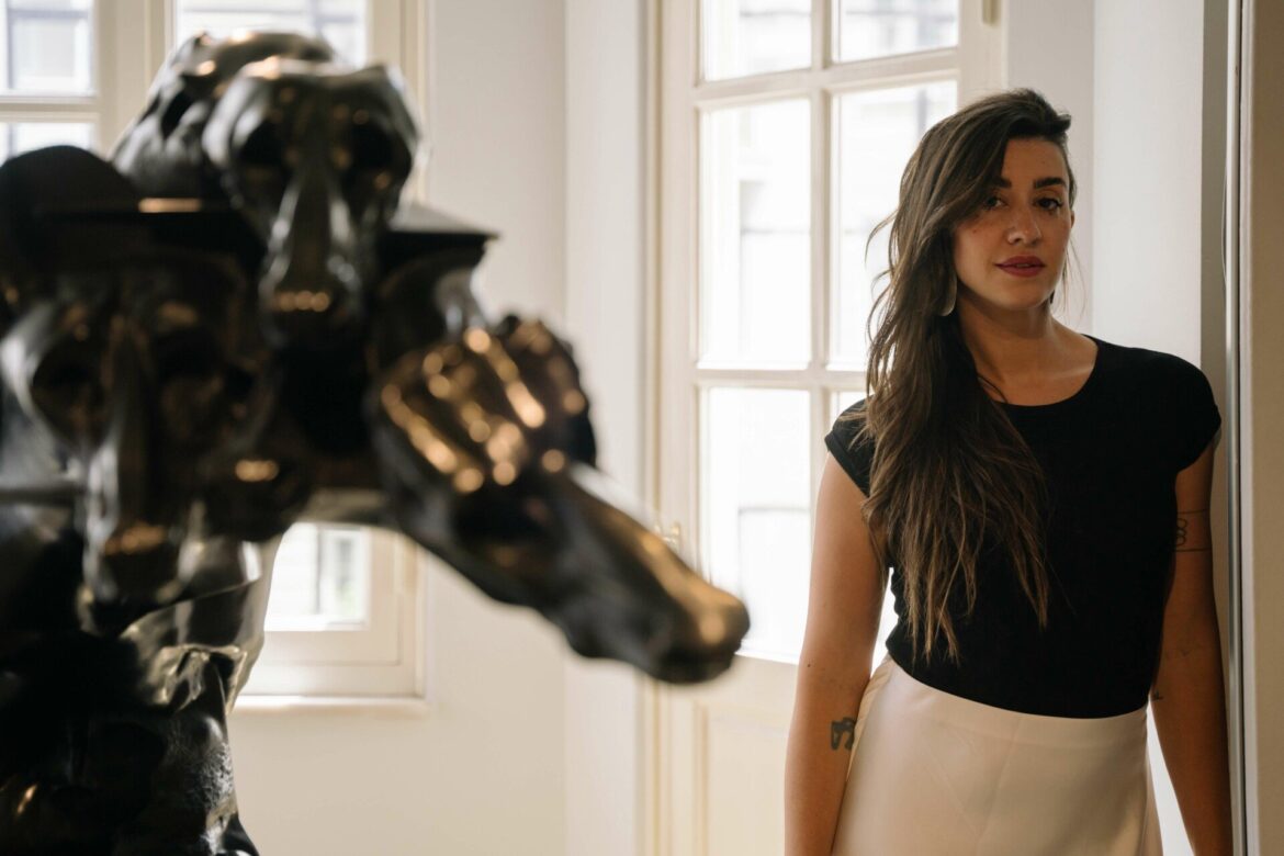 Η κυρία Μαρίνα Μηλιού Θεοχαράκη μας συστήνεται και περιγράφει τη σχέση της με τη Σύγχρονη Τέχνη