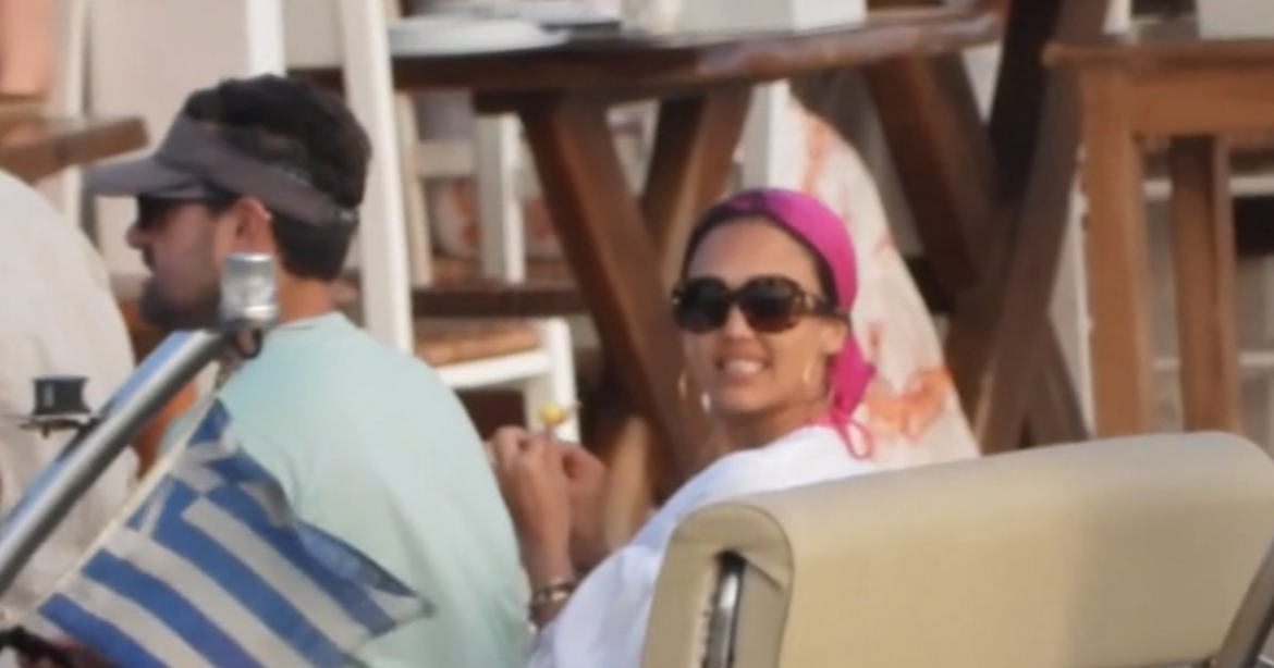 Βόλτες στη Μύκονο με πολυτελή θαλαμηγό κάνει η Τζέσικα Άλμπα