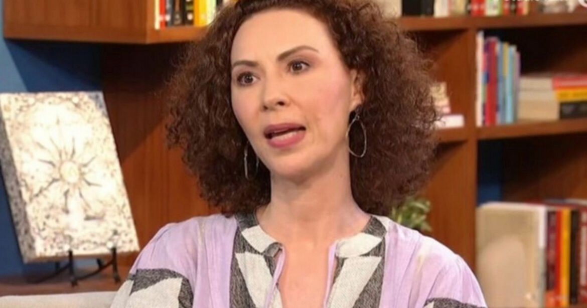 Συγκλονίζει η Δώρα Χρυσικού δείχνοντας την τομή 40 εκατοστών στο κορμί της: «Την κουβαλάω εδώ και 3 χρόνια»