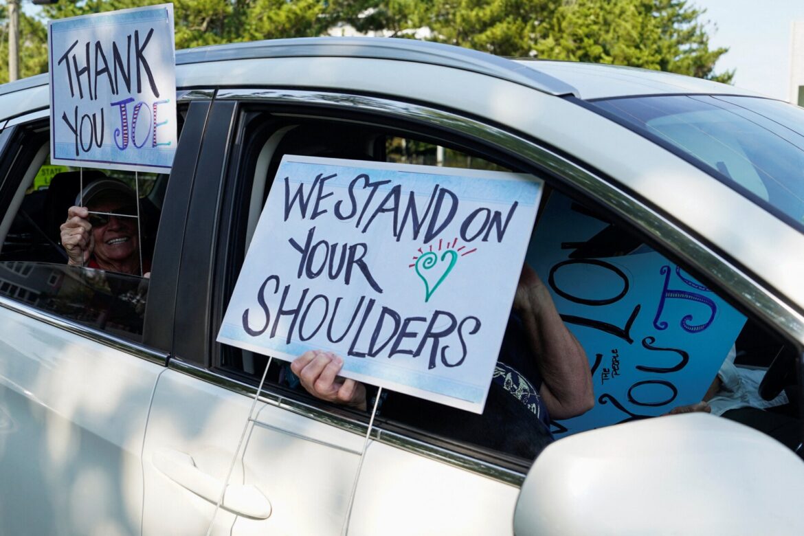 Ο Μπάιντεν παραδίδει τη σκυτάλη, αλλά ποιος θα την πάρει; Πώς θα επιλέξουν οι Δημοκρατικοί νέο υποψήφιοι