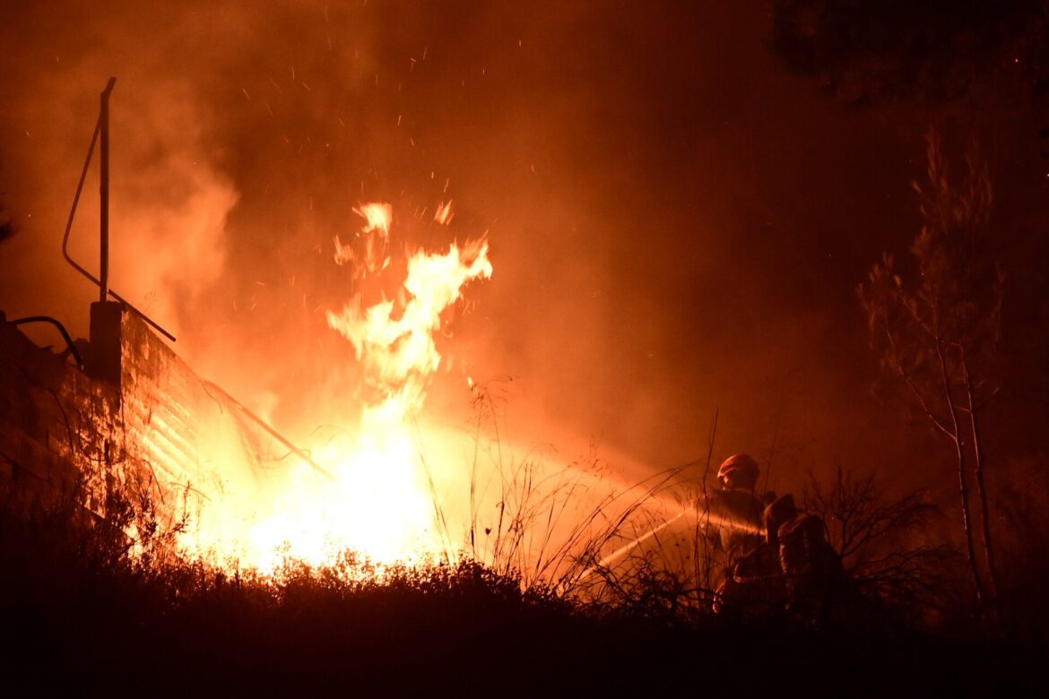 Αδιάκοπη μάχη με τις φλόγες όλη τη νύχτα