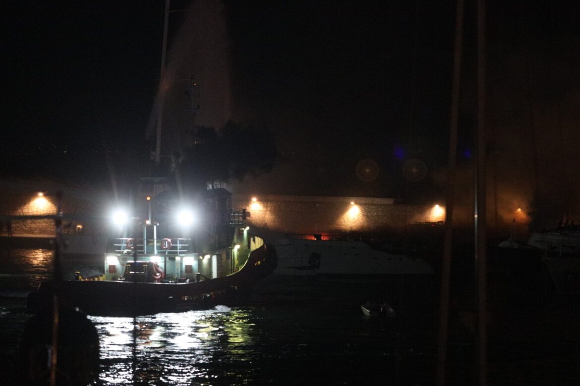 Τρία σκάφη στις φλόγες από πυρκαγιά στη μαρίνα Ζέας