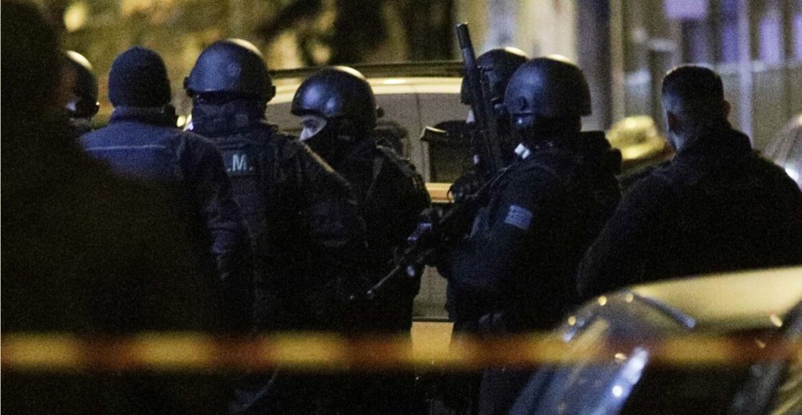 Γιάφκα στο Παγκράτι με όπλα και εκρηκτικά εντόπισε η Αντιτρομοκρατική