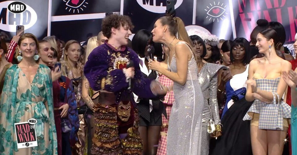 To Nemo «έκλεισε» το MadWalk 2024 με το τραγούδι «The Code» από τη Eurovision κερδίζοντας τις εντυπώσεις