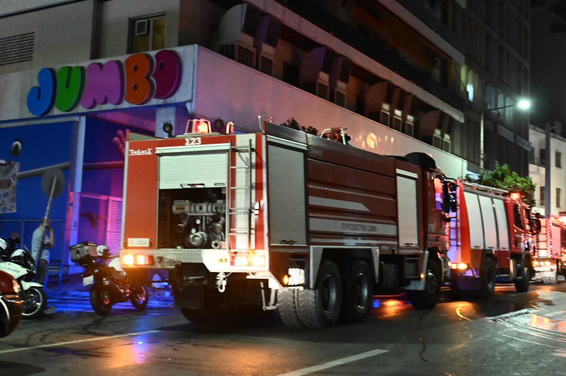 Έσβησε η φωτιά σε αποθήκη παιχνιδάδικου, σε κτίριο του Πειραιά 1