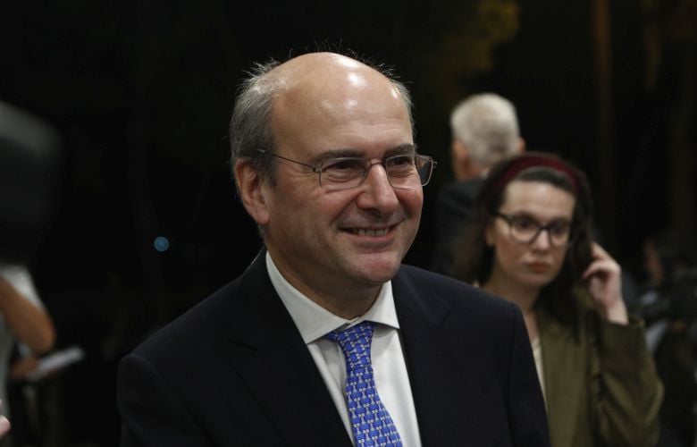 Το χιουμοριστικό βίντεο Χατζηδάκη για τη μείωση των τραπεζικών προμηθειών – «Οι τράπεζες έβγαζαν από τη μύγα ξίγκι»
