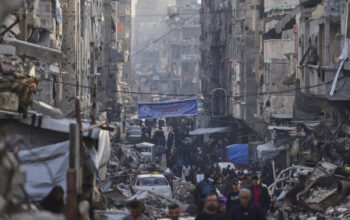 «Έξω η Χαμάς»: Στους δρόμους της Γάζας εκατοντάδες Παλαιστίνιοι 3