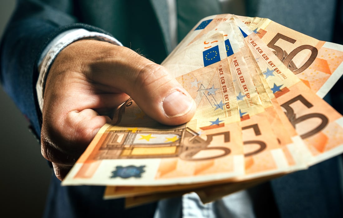 Πώς διαμορφώνεται με τις τριετίες – Σε τι ποσό ανέρχονται οι καθαρές αποδοχές – News.gr